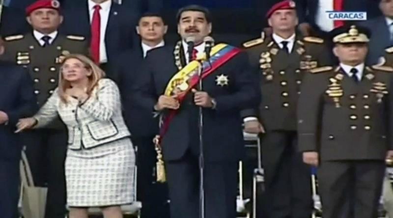 Imagen de televisión del momento de la explosión cuando el presidente de Venezuela, Nicolás Maduro daba un discurso en la avenida Bolívar de Caracas -una de las más largas de la capital venezolana- para conmemorar el 81 aniversario de la Guardia Nacional Bolivariana (policía militarizada) .