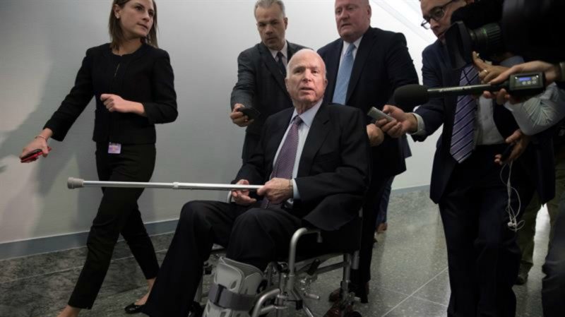 Fotografía de archivo fechada el 30 de noviembre de 2017, que muestra al senador republicano y presidente del comité de Servicios Armados en el Senado, John McCain (c), a su llegada para presidir una reunión del comité, en Washington (EE.UU).