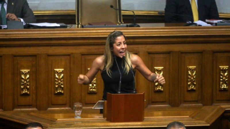 CARACAS (VENEZUELA), 09/08/2018.- Rafaela Requesens, hermana del diputado Juan Requesens, interviene durante una sesión especial de la Asamblea Nacional (AN, Parlamento) hoy, jueves 9 de agosto de 2018, en Caracas (Venezuela). EFE
