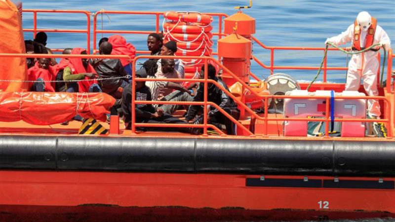 Los 19 inmigrantes que viajaban a bordo de dos pateras y que han sido rescatados en el estrecho de Gibraltar por Salvamento Marítimo a su llegada al puerto de Algeciras (Cádiz) el 31 de julio, lo que eleva a 96 el número de personas rescatadas hoy. EFE/A. Carrasco Ragel