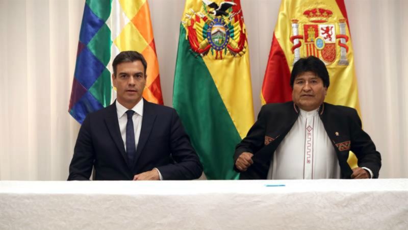 El presidente del Gobierno español, Pedro Sánchez (i), y el presidente de Bolivia, Evo Morales, este miércoles | EFE