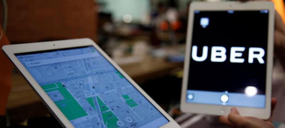 Más de 2.000 taxistas ultiman una querella contra Uber y Cabify