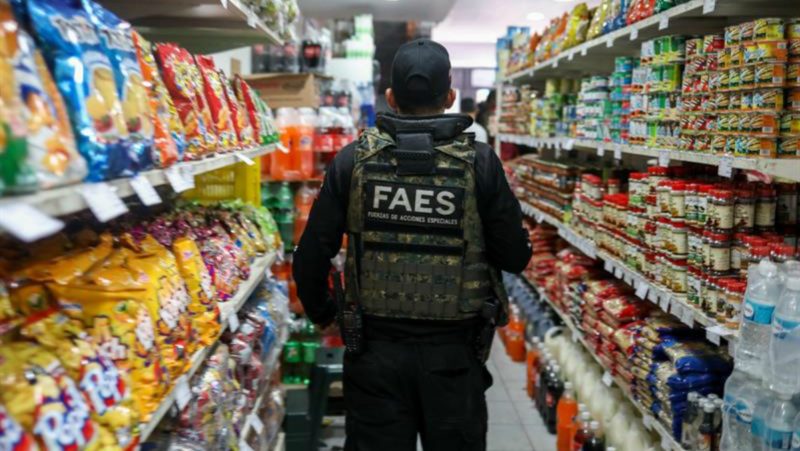 23/08/2018.- Funcionarios de la Policía participan en la fiscalización de precios en varios comercios hoy, jueves 23 de agosto de 2018, en Caracas (Venezuela).