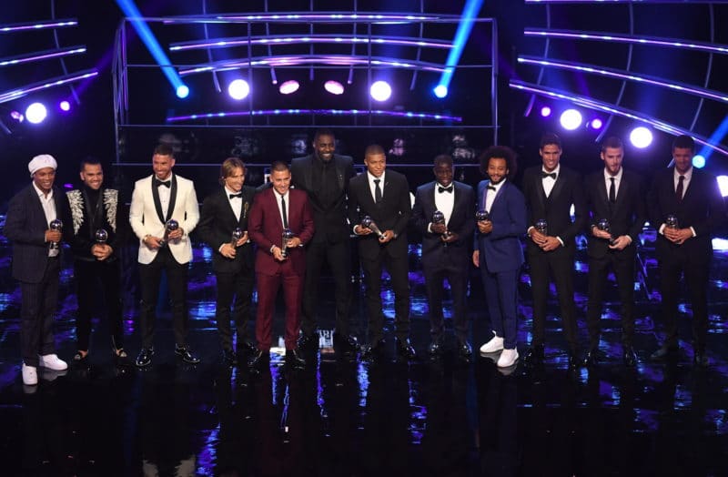 Jugadores reciben el premio al once ideal de la FIFA durante la entrega de premios ''FIFA the Best 2018''. EFE/Neil Hall