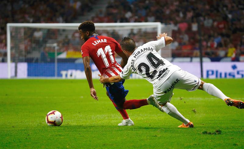 El centrocampista francés del Atlético de Madrid Thomas Lemar escapa de Jorge Miramón, del Huesca, durante el partido de anoche en el Wanda Metropolitano. EFE/J.P. Gandul
