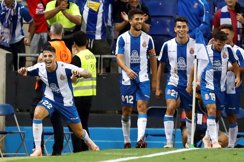 El defensa del RCD Espanyol Mario Hermoso celebra el primer gol de su equipo ante el Eibar en partido disputado anoche. EFE/ Enric Fontcuberta