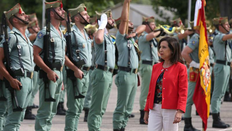 La ministra de Defensa, Margarita Robles, pasa revista a las tropas legionarias en Ronda | EFE
