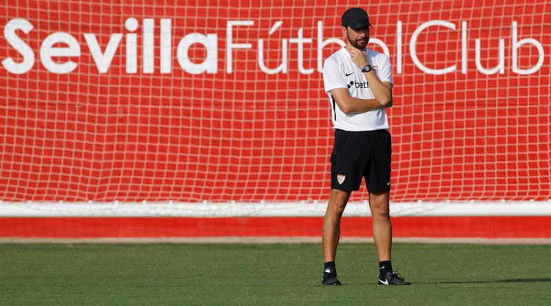 El entrenador del Sevilla, Antonio Machín, durante un entrenamiento la semana pasada. EFE/Julio Muñoz