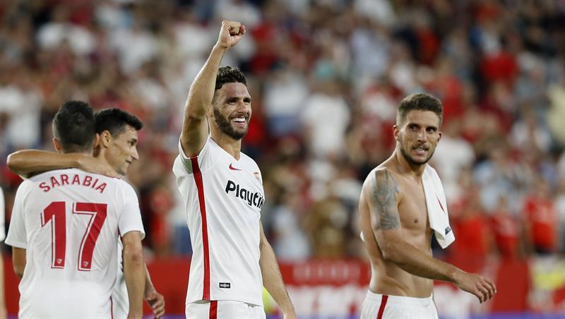 Los jugadores del Sevilla celebran la victoria ante el Real Madrid tras su victoria anoche en el Sánchez Pizjuán. EFE/José Manuel Vidal