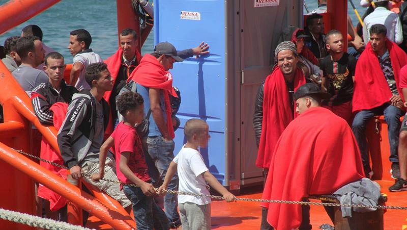 El buque de salvamento Maria Zambrano entrando atracando en el puerto de Algeciras (Cádiz) con los198 inmigrantes rescatados a lo largo de la jornada del 4 de septiembre en aguas del estrecho en 8 pateras por parte de salvamento maritimo | EFE