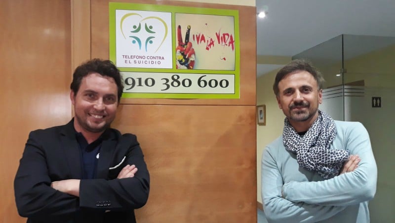 El director de cine Ruben Rios y el humorista José Mota apoyando el TELÉFONO CONTRA EL SUICIDIO.
