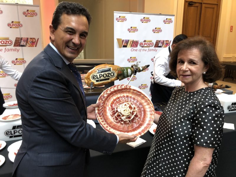 El director general de ELPOZO ALIMENTACIÓN, Rafael Fuertes, muestra un plato de jamón de ELPOZO, junto a la embajadora de España en Bélgica, Beatriz Larrotcha.