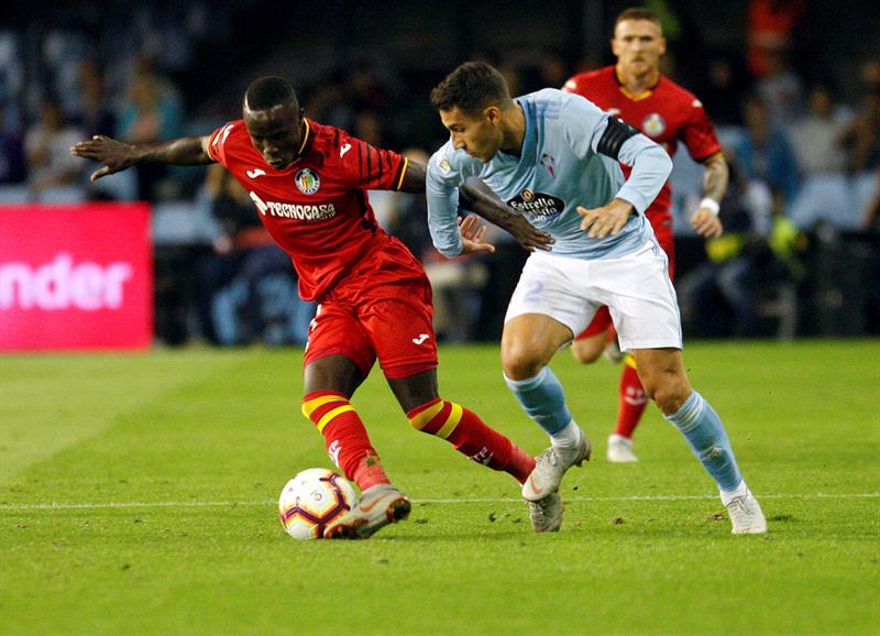 El defensa el Celta de Vigo Hugo Mayo y el delantero senegalés del Getafe Amath Ndiaye disputan un balón durante el encuentro de anoche. EFE / Salvador Sas