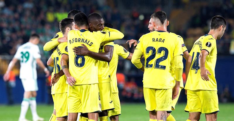 Los jugadores del Villarreal celebran con Pablo Fornals (i) tras marcar el primer gol ante el Rapid Viena, durante el partido de la tercera jornada de la Liga Europa que disputan esta noche en el estadio de La Cerámica, en Villarreal. EFE/Domenech Castelló