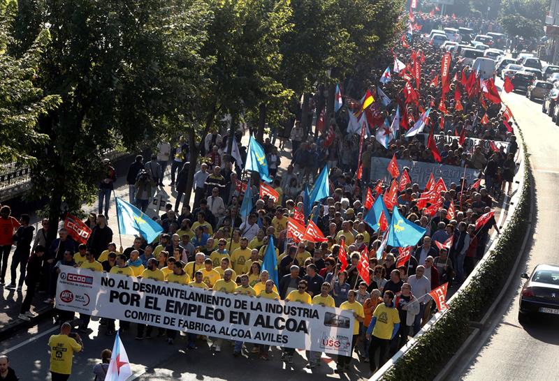 Manifestación convocada por el comité de empresa de Alcoa para protestar contra el anuncio de cierre de esta planta y de otra más en Avilés (Asturias). EFE/Cabalar