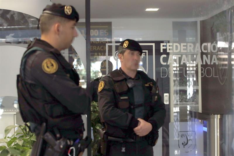 La Guardia Civil está registrando en Barcelona la sede de la Federación Catalana de Fútbol, en una operación en la que ha detenido a dos personas, entre ellas el vicepresidente económico de la Real Federación Española de Fútbol (RFEF) y expresidente de la catalana, Andreu Subies, en el marco de una pieza separada del "caso Villar". EFE/Alberto Estévez