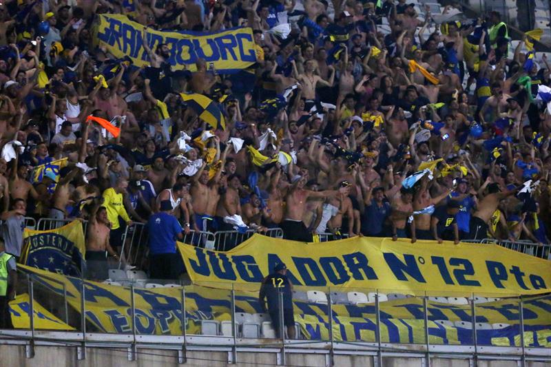 Hinchas del Boca animan a su equipo durante el partido de Copa Libertadores frente al Cruzeiro. EFE/Paulo Fonseca