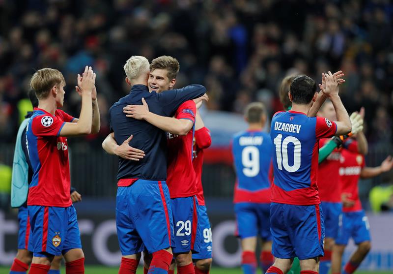 Jugadores del CSKA de Moscú celebran la victoria frente al Real Madrid en la Liga de Campeones. EFE/SERGEI ILNITSKY