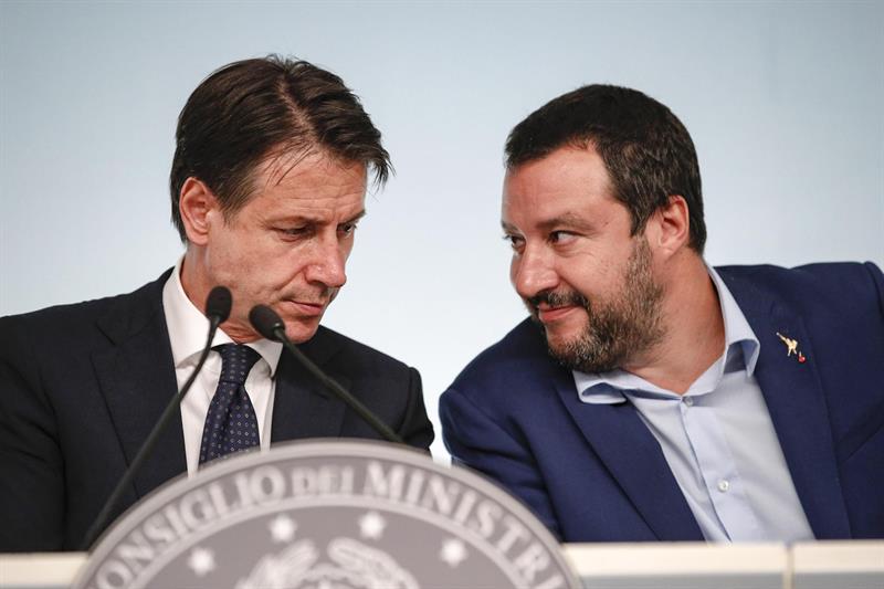 El primer ministro italiano, Giuseppe Conte y el vicepresidente del Gobierno y líder de la Liga, Matteo Salvini, participan en una rueda de prensa el pasado lunes 15 de octubre de 2018, en el Palazzo Chigi de Roma (Italia). EFE/Giuseppe Lami