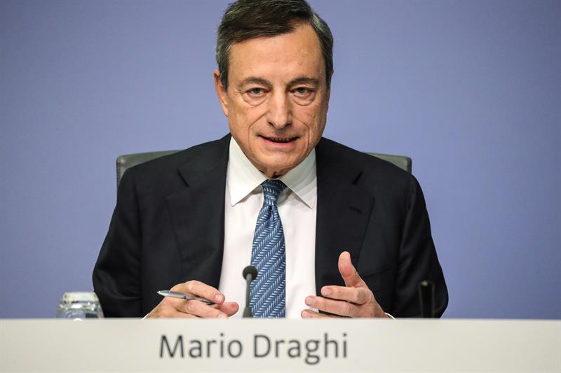 El presidente del Banco Central Europeo (BCE), Mario Draghi, durante una rueda de prensa en Fráncfort, Alemania, hoy, 25 de octubre de 2018. Draghi se mostró hoy confiado de que Italia va a llegar a un acuerdo con la Comisión Europea (CE) sobre sus presupuestos. EFE/ Armando Babani