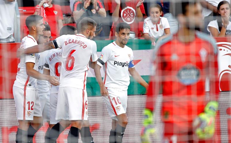 El Sevilla se coloca líder en solitario tras los pinchazos de Madrid y Barça en esta octaba jornada de Liga. EFE/Julio Muñoz