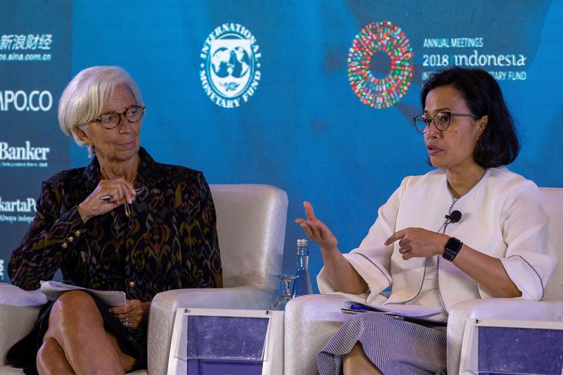 La ministra de Finanzas indonesia, Sri Mulyani Indrawati y la directora gerente del Fondo Monetario Internacional (FMI), Christine Lagarde, participan en un seminario en el ámbito de la reunión anual del FMI y el Banco Mundial en Nusadua, Bali (Indonesia) EFE/ Made Nagi