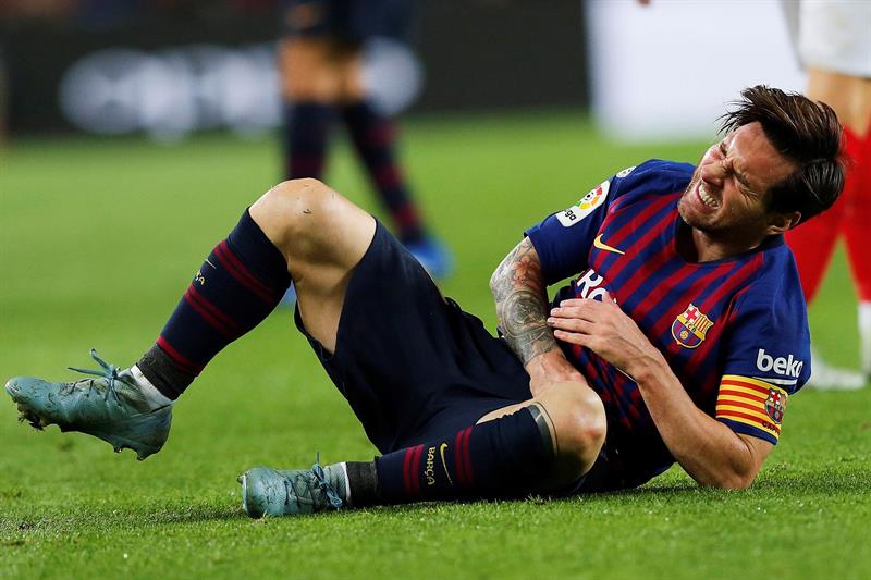 El delantero argentino del FC Barcelona, Leo Messi, en el momento de su lesión durante encuentro frente al Sevilla en el estadio del Camp Nou. EFE/Alejandro García.