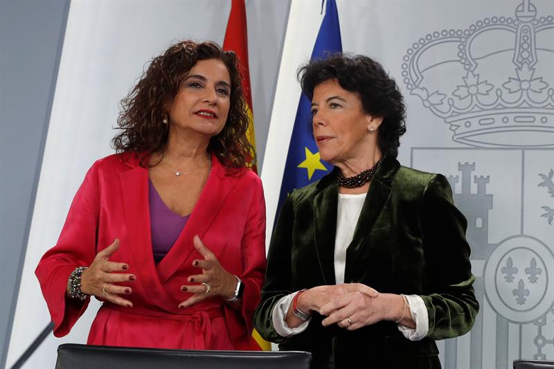 La ministra portavoz Isabel Celaá, y la ministra de Hacienda María Jesús Montero, durante la rueda de prensa tras el pasado Consejo de Ministros. EFE/J.J. Guillén