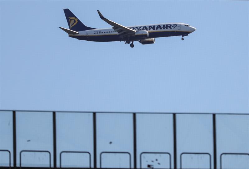 Avión de Ryanair en el momento del despegue. ARMANDO BABANI