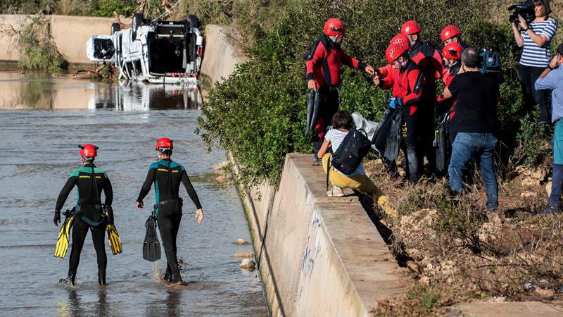 Buzos de la Guardia Civil buscan al pequeño desaparecido en el torrente Sant Llorenç