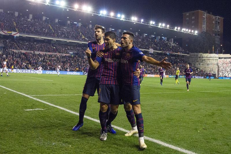 Los jugadores del FC Barcelona (i-d) Gerard Piqué, Luis Suárez y Munir celebran un gol ante el Rayo Vallecano durante el partido de Liga en Primera División disputado esta noche en el estadio de Vallecas, en Madrid. EFE/Rodrigo Jiménez