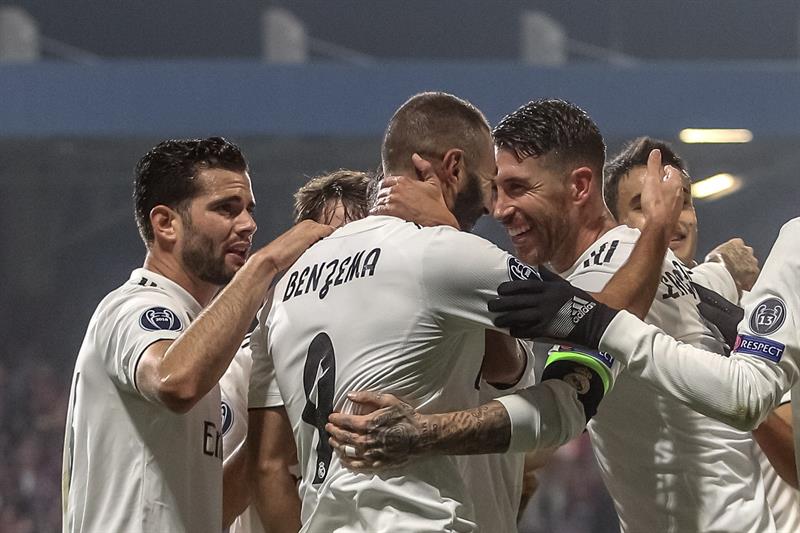 El jugador Karim Benzema (2i) de Real Madrid celebra la anotación de un gol Sergio Ramos (d) hoy, miércoles 7 de noviembre de 2018, durante el partido del grupo G de la Liga de Campeones entre Real Madrid y Viktoria Plzen, en Pilsen (República Checa). EFE/MARTIN DIVISEK