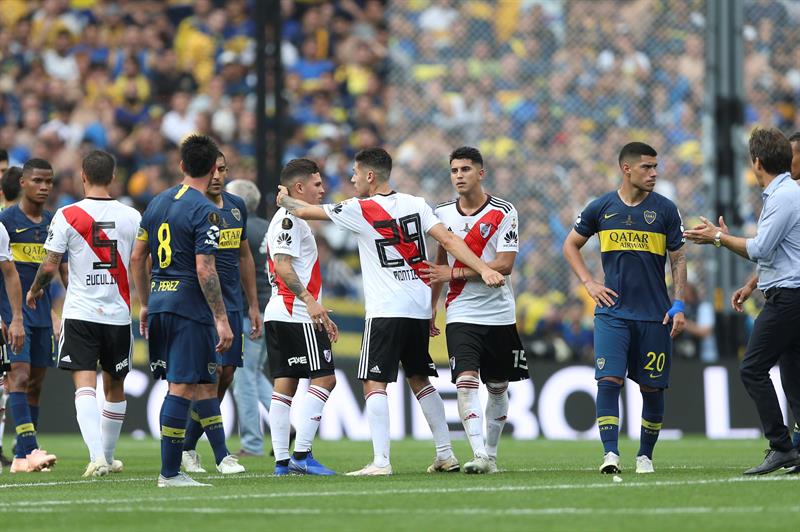 Jugadores de Boca Juniors y River Plate se saludan al final del primer partido de la final de la Copa Libertadores entre Boca Juniors y River Plate, en el estadio la Bombonera de Buenos Aires (Argentina). EFE/Juan Ignacio Roncoroni