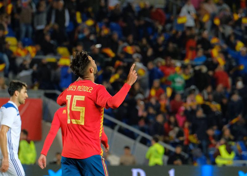 El centrocampista de la selección española de fútbol Brais Méndez celebra su gol, primero del equipo, durante el partido amistoso que España y Bosnia Herzegovina juegan esta noche en el estadio de Gran Canaria. EFE/Ángel Medina G.