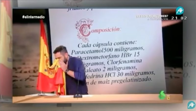 El humorista Dani Mateo se suena los mocos con la bandera española