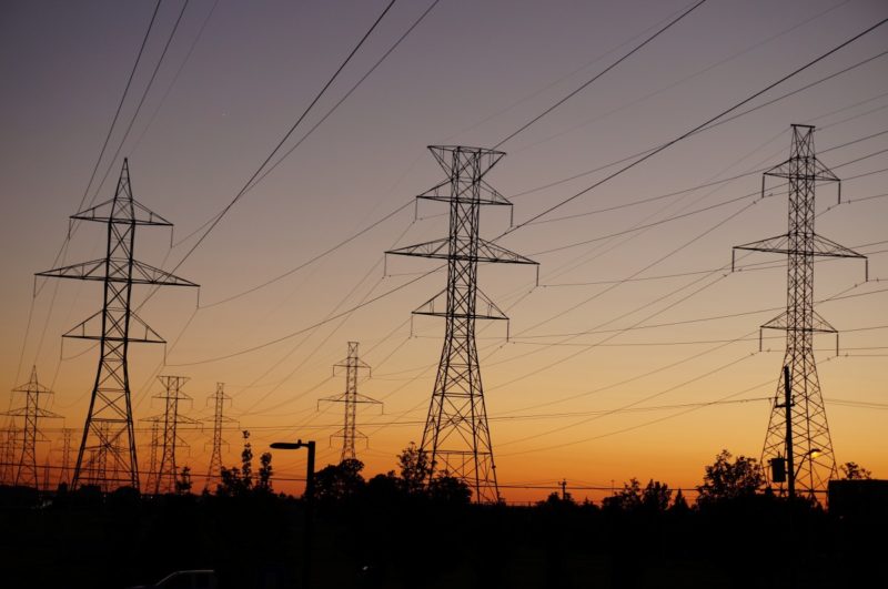 Las cinco grandes eléctricas se mantienen como operadores principales en el mercado español, según CNMC