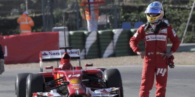 GRA057. JEREZ DE LA FRONTERA (CÁDIZ), 30/01/2014.- El piloto español Fernando Alonso espera en la pista la ayuda de la asistencia tras pararse el nuevo monoplaza F14T de la escudería Ferrari a la salida de la curva "Peluqui", en su vuelta 25 al Circuito de Jerez, en la tercera jornada de los entrenamientos oficiales de Fórmula Uno que se celebrarán hasta mañana en el trazado andalúz. EFE/Román Ríos