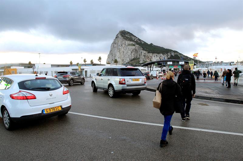 Gibraltar denuncia que un patrullero español intentó echar a dos buques civiles atracados ante el Peñón