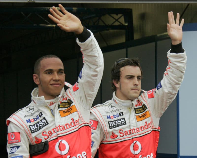 La relación entre Hamilton y Alonso se deterioró rápidamente debido a sus diferencias sobre el liderazgo de McLaren. Alonso abandonó la escudería británica el mismo año en el que llegó (2007), en el que Hamilton fue subcampeón tras Raikkonen. EFE-REUTERS