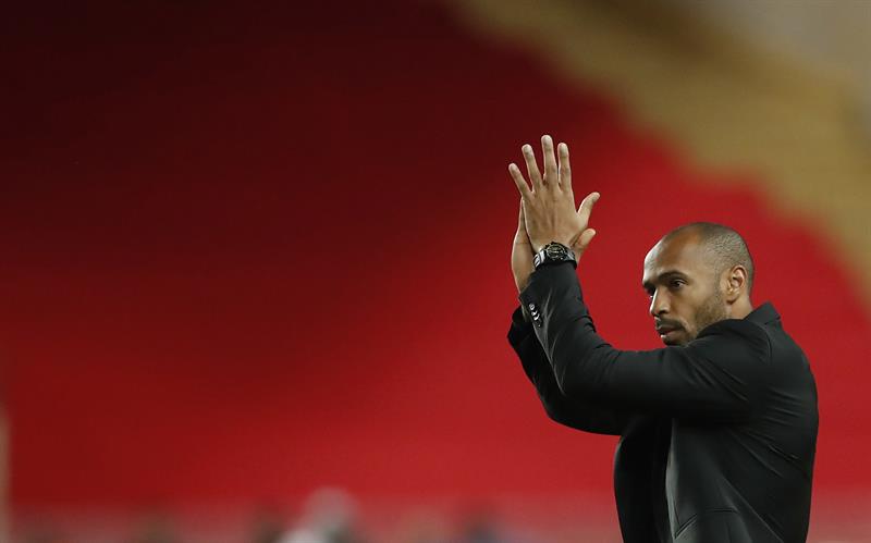 Thierry Henry, head coach of AS Monaco, reacts during the French Ligue 1 soccer match between AS Monaco and Paris Saint Germain in Monaco, 11 November 2018. (Francia) EFE/EPA/GUILLAUME HORCAJUELO