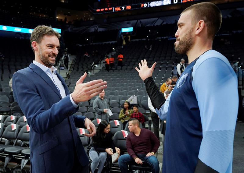 Pau Gasol (i) de los San Antonio Spurs saluda a su hermano Marc Gasol de los Grizzlies de Memphis, antes de un partido de baloncesto de la NBA contra los Grizzlies de Memphis en San Antonio (TX, EE.UU.). EFE / WILLIAM ABATE