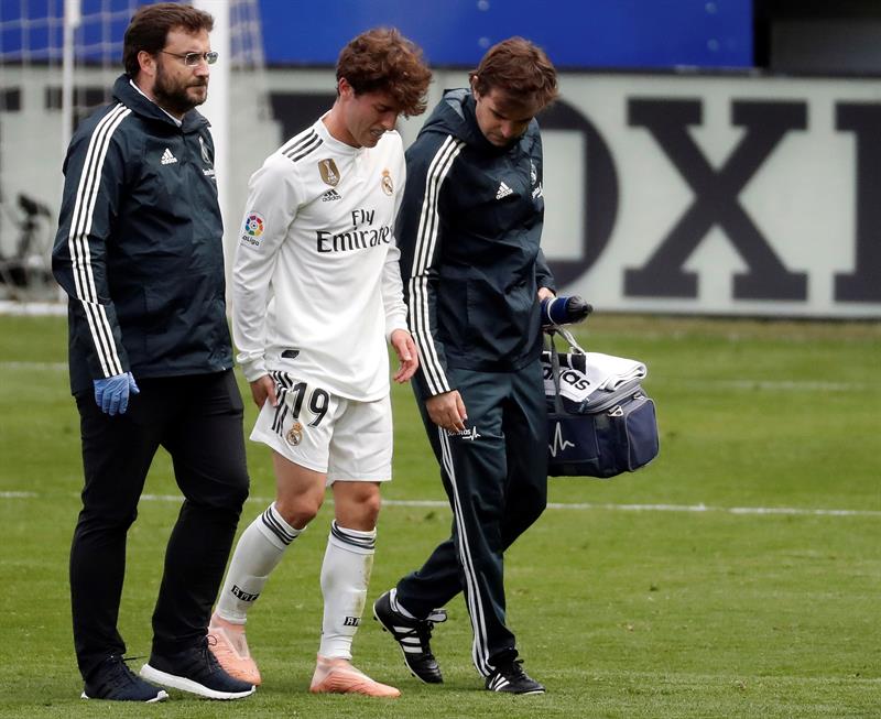El jugador del Real Madrid, Odriozola, se retira lesionado durante el partido de la jornada 13 de LaLiga Santander que han disputado hoy el Eibar y el Real Madrid en el estadio de Ipurua de Eibar. EFE/Javier Etxezarreta.