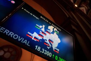 a prima de riesgo española ha iniciado el día al alza, en 121 puntos básicos, uno más que ayer, pese a la caída del bono nacional a diez años, hasta el 1,559 %, desde el 1,562 % previo. EFE/Fernando Alvarado