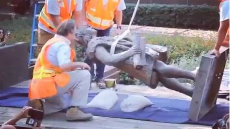 Los Ángeles se apunta a la Memoria Histórica y retira una estatua de Colón