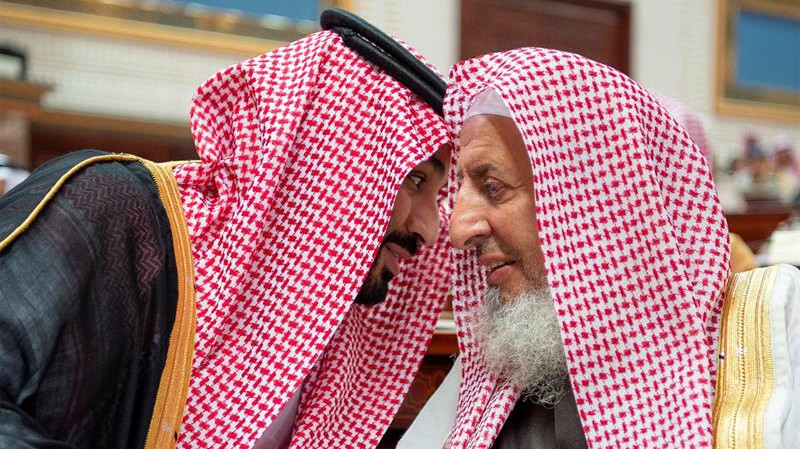 El príncipe heredero saudí, Mohamed bin Salmán (i), saluda al Gran Muftí de Arabia Saudí Abdul-Aziz ibn Abdullah Al Shaykh | EFE