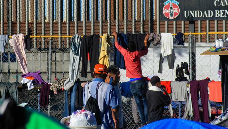 México cerca un centro de inmigrantes para evitar disturbios en la frontera