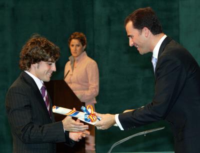 Fernando Alonso recibe el premio Príncipe de Asturias 2006 de manos del actual rey Felipe VI. EFE/Archivo