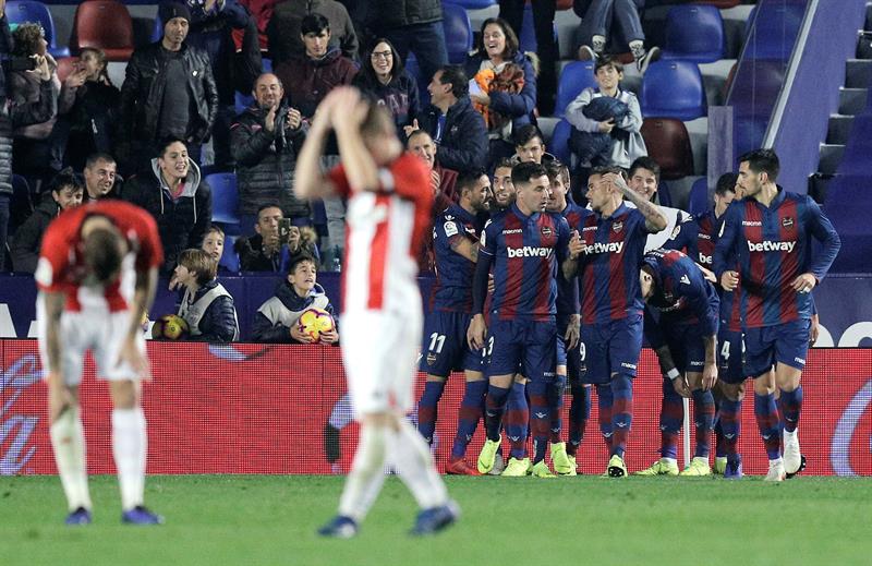 Los jugadores del Levante celebran el segundo gol del equipo granota durante el encuentro correspondiente a la jornada 14 de primera división que disputan frente al Athletic en el estadio Ciutat de Valencia. EFE/Kai Försterling.