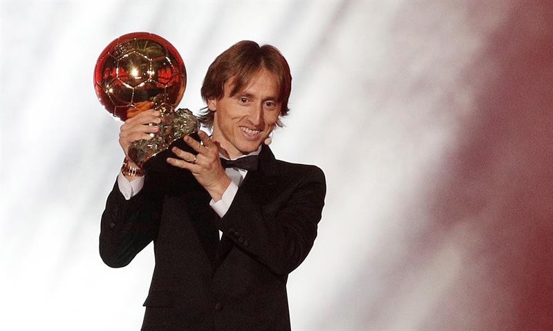 Luka Modric del Real Madrid sostiene su trofeo del Balón de oro, en la ceremonia de entrega de premios para los mejores futbolistas europeos del año, en París, Francia, el 3 de diciembre de 2018. EFE / YOAN VALAT