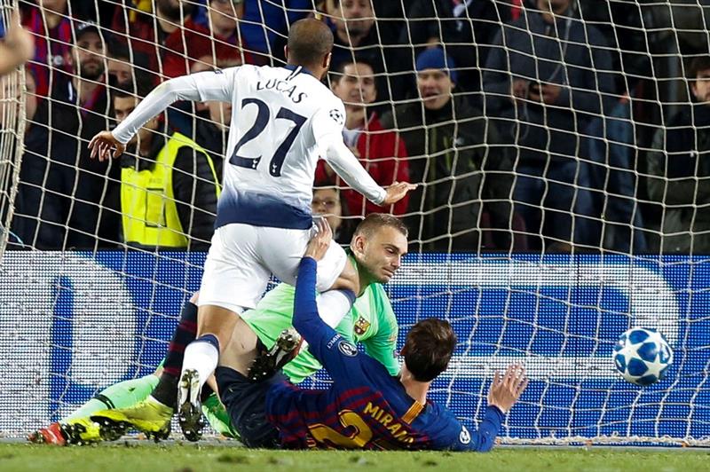 El centrocampista brasileño del Tottenham Lucas Moura (i) marca ante Miranda (d) y el portero Cillessen, ambos del FC Barcelona, durante el partido de la sexta jornada de la fase de grupos de la Liga de Campeones disputado esta noche en el Camp Nou. EFE/Enric Fontcuberta